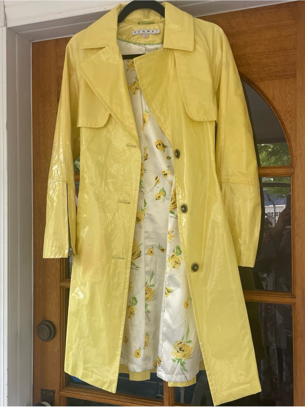 Runway Connection Women’s Butter Yellow Patent Faux Leather Raincoat Size XS